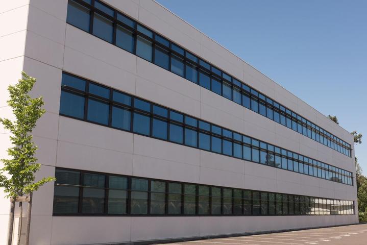 You can effortlessly control the amount of heat and light entering your building with the superior window tinting services of MIAMI AUTO TINTING.